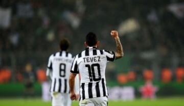 0-3. Carlos Tévez festejó el tercer tanto.