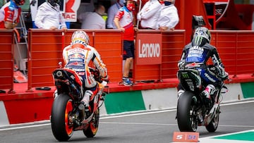 Maverick seguido por M&aacute;rquez en el pit lane.