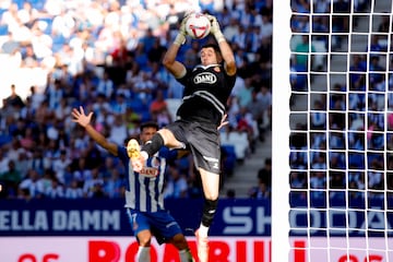 Joan García, deteniendo un balón ante el Alavés.

