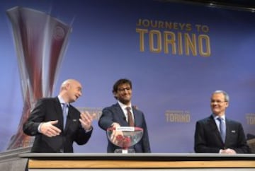 Secretario General de la UEFA, Gianni Infantino, embajador de la final de Europa League en Turín, ex director internacional italiano Ciro Ferrera y la UEFA, Giorgio Marchetti, durante el sorteo de los cuartos de final de la UEFA Europa League en la sede de la UEFA en Nyon.