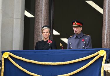 Sophie, duquesa de Edimburgo, y el príncipe Eduardo, duque de Kent durante la ceremonia anual del Domingo del Recuerdo en el Cenotafio de Whitehall, en Londres.