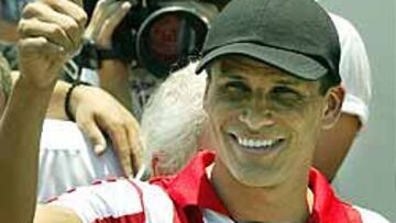 <b>ÍDOLO.</B> Rivaldo fue recibido en el aeropuerto de Atenas por 3.000 seguidores de su nuevo equipo.