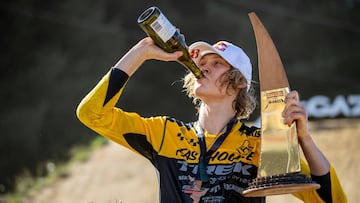 El piloto de MTB Emil Johansson bebe una botella de cava mientras sostiene el trofeo del Maxxis Slopestyle in Memory of McGazza, primera parada del Crankworx FMBA slopestyle World Championship 2020, m&aacute;xima categor&iacute;a del FMB World Tour. 
