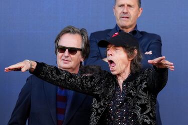 El mítico cantante de The Rolling Stones, Mick Jagger, asiste al debut del FC Barcelona con su camiseta con el logo de The Rolling Stones. 