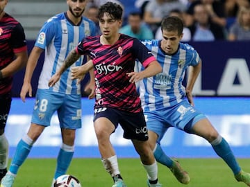 06-11-2022. JORDAN CARRILLO EN SU DEBUT COMO TITULAR CON EL SPORTING, DURANTE EL PARTIDO DISPUTADO EN MÁLAGA. DETRÁS DEL MEXICANO APARECE PABLO HERVÍAS.