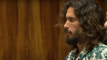 Landon McNamara en su juicio, con una camisa de flores.