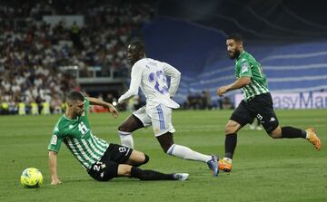 Ferland Mendy con Guido Rodr¨ªguez y Nabil Fekir.