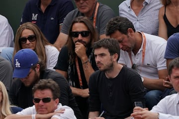 El DJ francés Bob Sinclar atento durante un partido de tenis en la Pista Central.