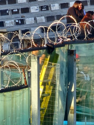 La escalera instalada en la reja de la tribuna norte del Monumental. 