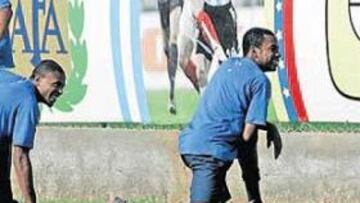 <b>LES ACECHA. </b>Baptista, Robinho y Alves se entrenaron ayer en un campo presidido por una enorme foto de Messi, el enemigo número uno.