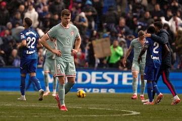 El delantero noruego del Atltico de Madrid Alexander Sorloth, se lamenta tras la derrota ante el Getafe.