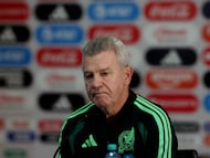 Preocupación en la cara de Javier Aguirre tras derrota