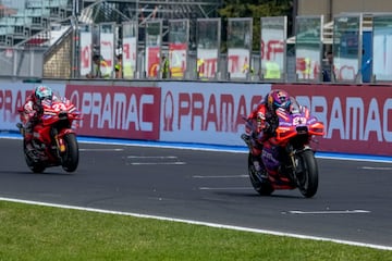 El piloto español Jorge Martín, del Prima Pramac Racing, conduce su motocicleta seguido por el piloto italiano Enea Bastianini, del equipo Ducati Lenovo. 