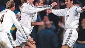 <b>SENTENCIA. </b>Beckham, Zidane y Guti celebran con Raúl el gol del capitán, que puede valer el pase a la gran fi nal de la Copa del Rey, dos años después del Centenariazo. Por la baja de Ronaldo, Raúl asumió todo el protagonismo en la delantera del Madrid.