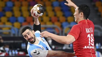 Cairo (Egypt), 21/01/2021.- Federico Pizarro (L) of Argentina in action against Kohei Narita (R) of Japan during the Main Round match between Japan and Argentina at the 27th Men&#039;s Handball World Championship in Cairo, Egypt, 21 January 2021. (Balonma