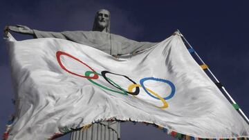 La bandera olímpica, delante de la figura del Cristo Redentor del Corcovado de Río de Janeiro.
