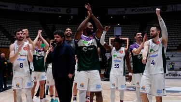 BADALONA (BARCELONA), 16/02/2023.- Los jugadores del Unicaja celebran la victoria tras el partido correspondiente a cuartos de final de la Copa del Rey de baloncesto que Bar?a y Unicaja M¨¢laga disputaron este jueves en el Palau Municipal d'Esports de Badalona. EFE/ Enric Fontcuberta