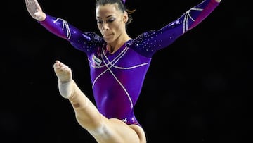 La gimnasta rumana Catalina Ponor compite en la prueba de barra en la fase de clasificación de los Mundiales de Gimnasia Artística que se celebran en el Olympic Stadium de Montreal, Canadá.