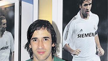 <b>UN CAPITÁN FELIZ. </b>Raúl posó en el vestuario con el balón firmado por sus compañeros.