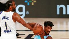 Jimmy Butler y T.J Warren, durante el partido de la NBA que ha enfrentado a Miami Heat y a Indiana Pacers