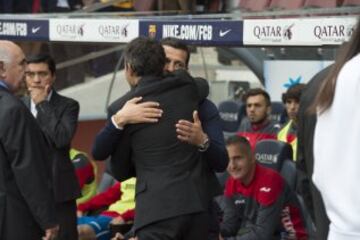 Min 0 | Derby managers embrace before the game at the Camp Nou.
