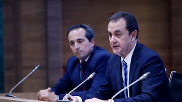 José María Muñoz, administrador judicial del Málaga CF, y Kike Pérez, director general, en rueda de prensa.