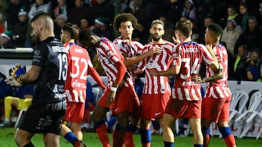 O CARBALLIÑO (ORENSE), 22/12/2022.- El centrocampista del Atlético de Madrid Yannick Carrasco (3d) celebra su segundo gol durante el partido de segunda ronda de la Copa del Rey que CD Arenteiro y Atlético de Madrid disputan hoy jueves en el estadio de Espiñedo, en O Carballiño. EFE/BRAIS LORENZO