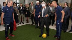 Cerezo prob&oacute; el F&uacute;tbol para Ciegos en la presentaci&oacute;n del Mundial.