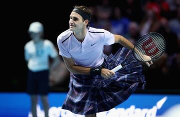 Roger Federer jugó con una falda escocesa ante Andy Murray durante una exhibición benéfica en Glasgow.