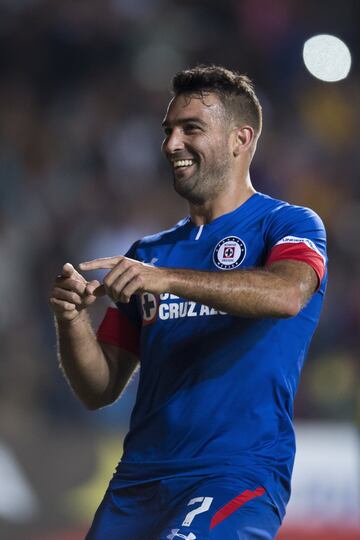 Con el liderato en juego, Cruz Azul se presentó en el estadio Morelos, donde le bastó con media velocidad para derrotar a Monarcas y firmar una brillante fase regular previo a la liguilla. La Máquina se medirá con Querétaro, club que luce como el más débil entre todos los involucrados en la fiesta grande del fútbol mexicano.