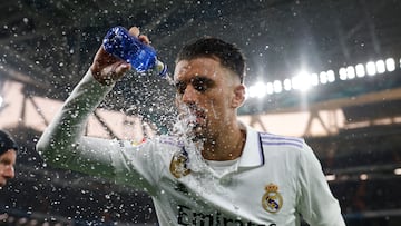 Ceballos se refresca en un partido reciente del Real Madrid.