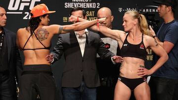 Amanda Nunes y Valentina Shevchenko durante el pesaje previo al UFC 213.