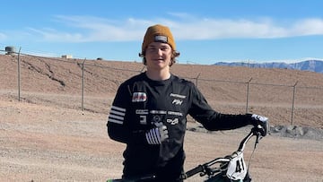 Cash Shaleen con su bici en el desierto