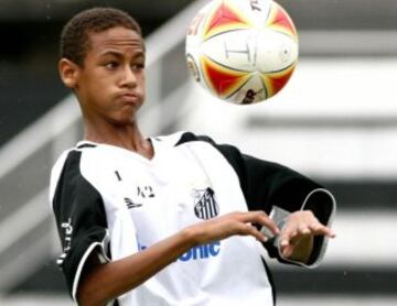 Desde muy niño creció viendo a su ídolo Robinho. Combinó su amor por el fútbol sala con el fútbol callejero, en 2003 debutó en el equipo juvenil Portuguesa Santista y con tan solo 11 años fue fichado por el Santos.