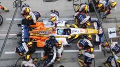 Fernando Alonso corri&oacute; con Renault el &uacute;ltimo a&ntilde;o que se permitieron los repostajes: 2009
