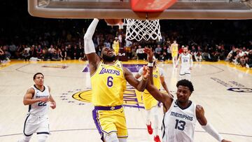 Los Angeles (United States), 29/04/2023.- Los Angeles Lakers forward LeBron James (C) drives to the basket with the ball while being guarded by Memphis Grizzlies forward Jaren Jackson Jr. (R) during the second half of game 6 of the NBA Western Conference first round playoff series between the Memphis Grizzlies and the Los Angeles Lakers at Crypto.com Arena in Los Angeles, California, USA, 28 April 2023. (Baloncesto, Estados Unidos) EFE/EPA/CAROLINE BREHMAN SHUTTERSTOCK OUT
