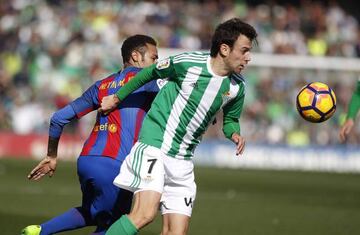 Rubén Pardo y Neymar durante el partido entre el Betis y el Barcelona en el Villamarín