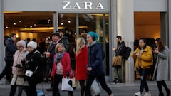 FILE PHOTO: Shoppers walk past a Zara Store on Oxford Street in London, Britain December 17, 2018. REUTERS/Simon Dawson/File Photo