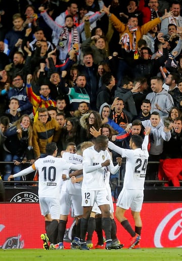 1-0. Gonçalo Guedes celebró el primer gol.