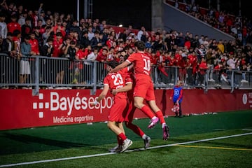 Sete (16) celebra junto a sus compañeros uno de los goles en la victoria por 4-0 contra el Sporting de Mahón en la ronda previa de Copa.