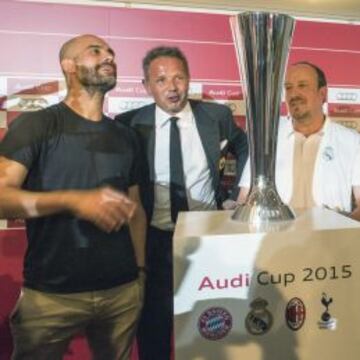 Pep Guardiola,Sinisa Mihajlovic y Rafa Benítez ante el trofeo de la Audi Cup.