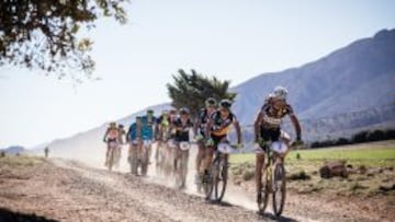 El grupo de favoritos durante un momento de la primera etapa.