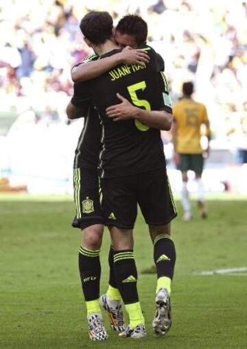 El delantero español David Villa celebra con su compañero Juanfran el gol marcado ante la selección australiana.