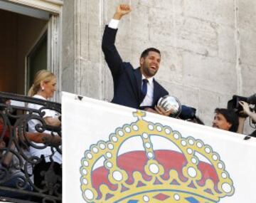 La plantilla del Real Madrid fue recibida en la sede de la Comunidad de Madrid por Cristina Cifuentes.