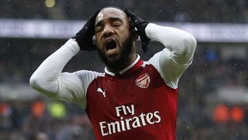 Lacazette se lamenta con el Arsenal. 