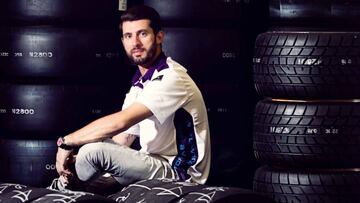 Pechito López, posando junto a un juego de neumáticos