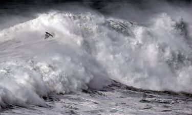 La costa de Nazaré, al norte de Lisboa (Portugal), es famosa por los muros de agua que cada día rompen contra ella. Olas de más de 20 metros de altura que Kai Lenny sabe navegar. Junto al francés Justine Dupont, el hawaiano (en la foto) fue premiado como el mejor surfero de olas grandes del año por la Liga Mundial de su deporte. 