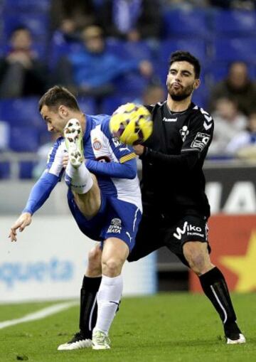 El defensa del Eibar Eneko Bóveda pugna con el centrocampista del RCD Espanyol Paco Montañés, durante el partido de la decimo séptima jornada de Liga de Primera División