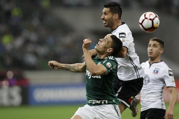 BRA50. SAO PAULO (BRASIL), 03/10/2018.- El jugador Moisés (i) de Palmeiras disputa el balón con Juan Manuel Insaurralde (d) de Colo Colo hoy, miércoles 3 de octubre de 2018, durante un partido de cuartos de final de la Copa Libertadores, en el estadio Allianz Parque de la ciudad de Sao Paulo (Brasil). EFE/Sebastião Moreira