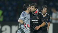 Casillas besa a Morientes en un partido del Real Madrid.